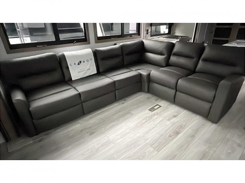 2025 Keystone RV 2025 Keystone RV Montana - thumbnail 15