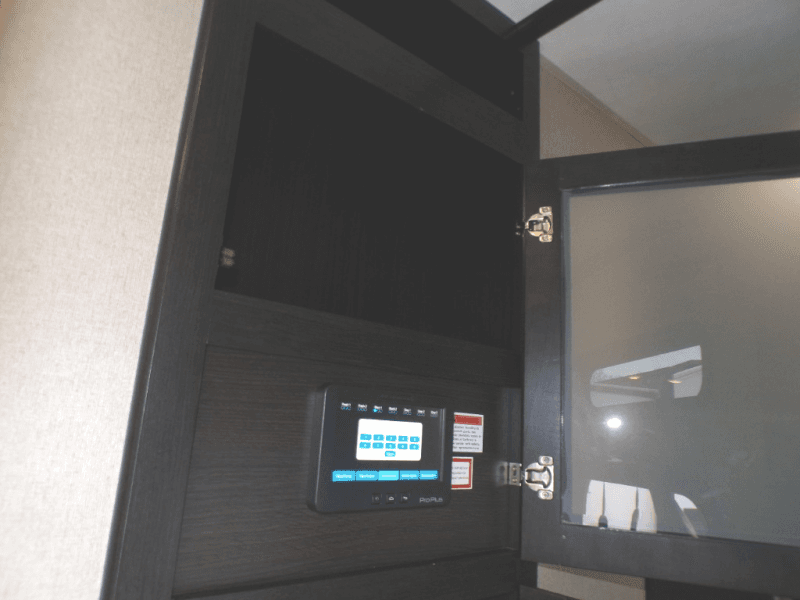 2018 Dutchmen 2018 Dutchmen Voltage - thumbnail 49