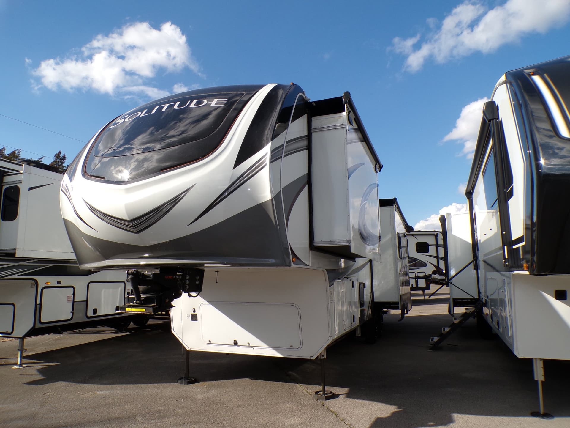 2022 Grand Design 2022 Grand Design Solitude - thumbnail 4