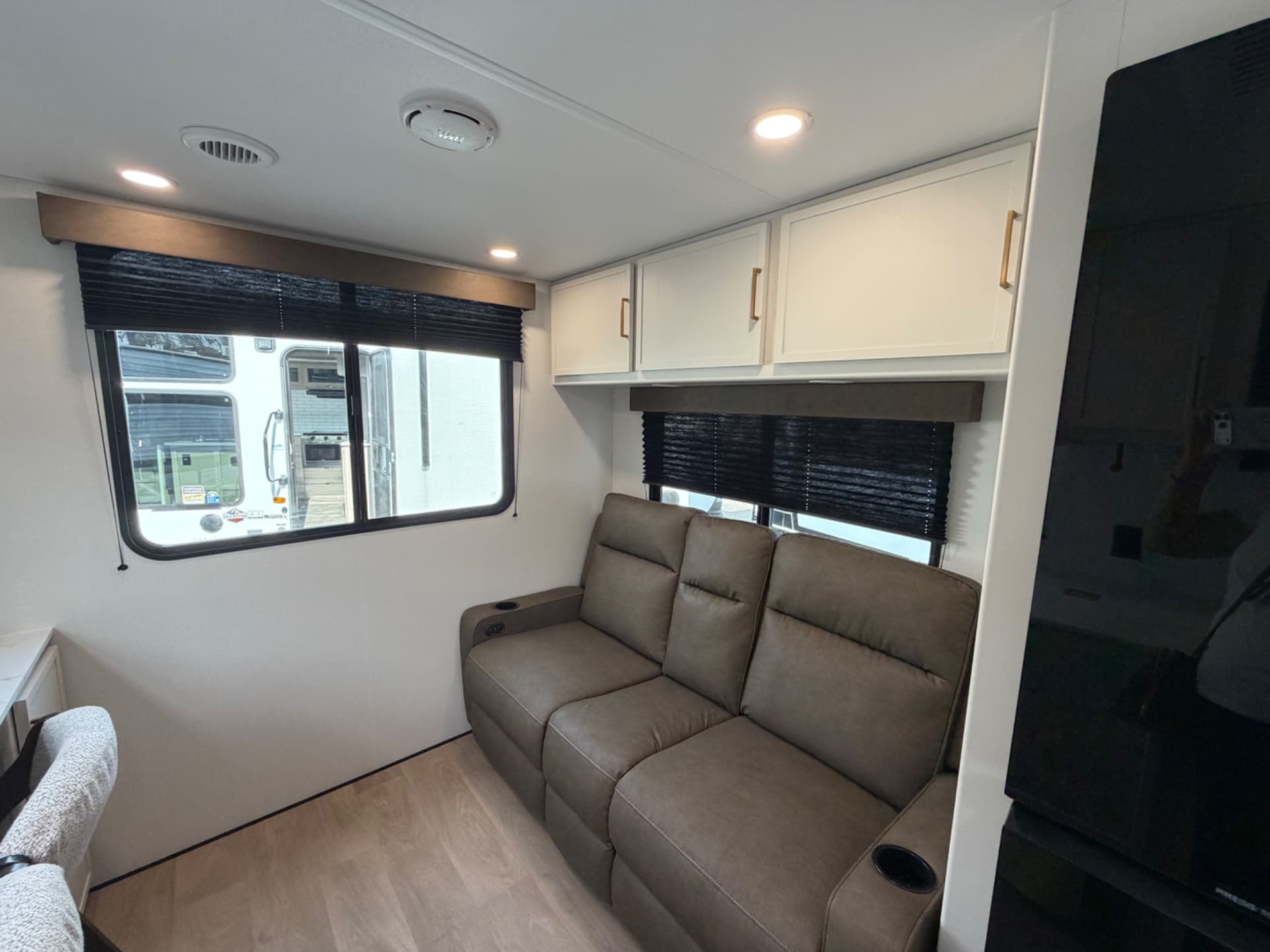 2026 Grand Design 2026 Grand Design Transcend - thumbnail 16