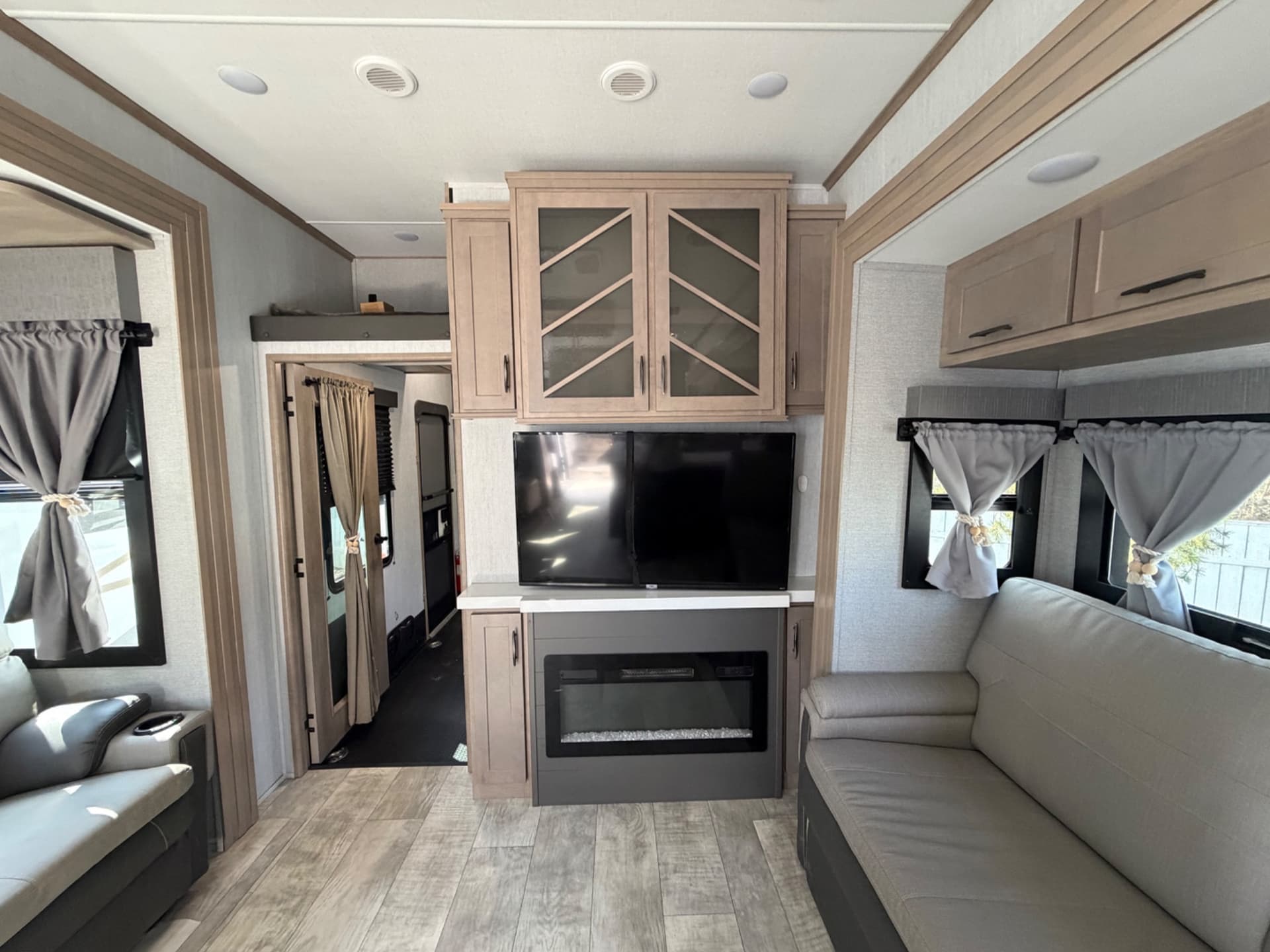 2023 Grand Design 2023 Grand Design Momentum M-Class - thumbnail 14