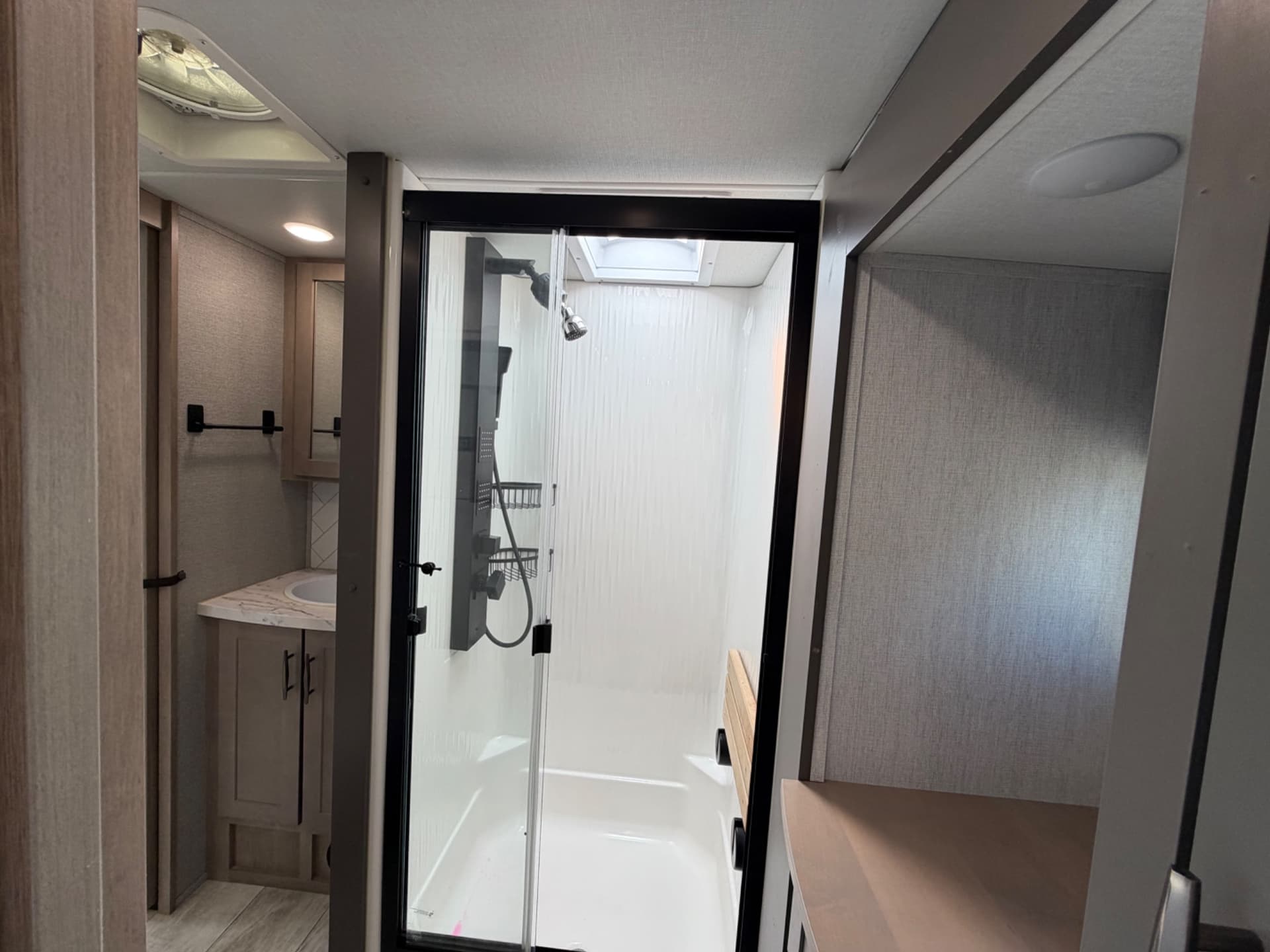 2023 Grand Design 2023 Grand Design Momentum M-Class - thumbnail 19