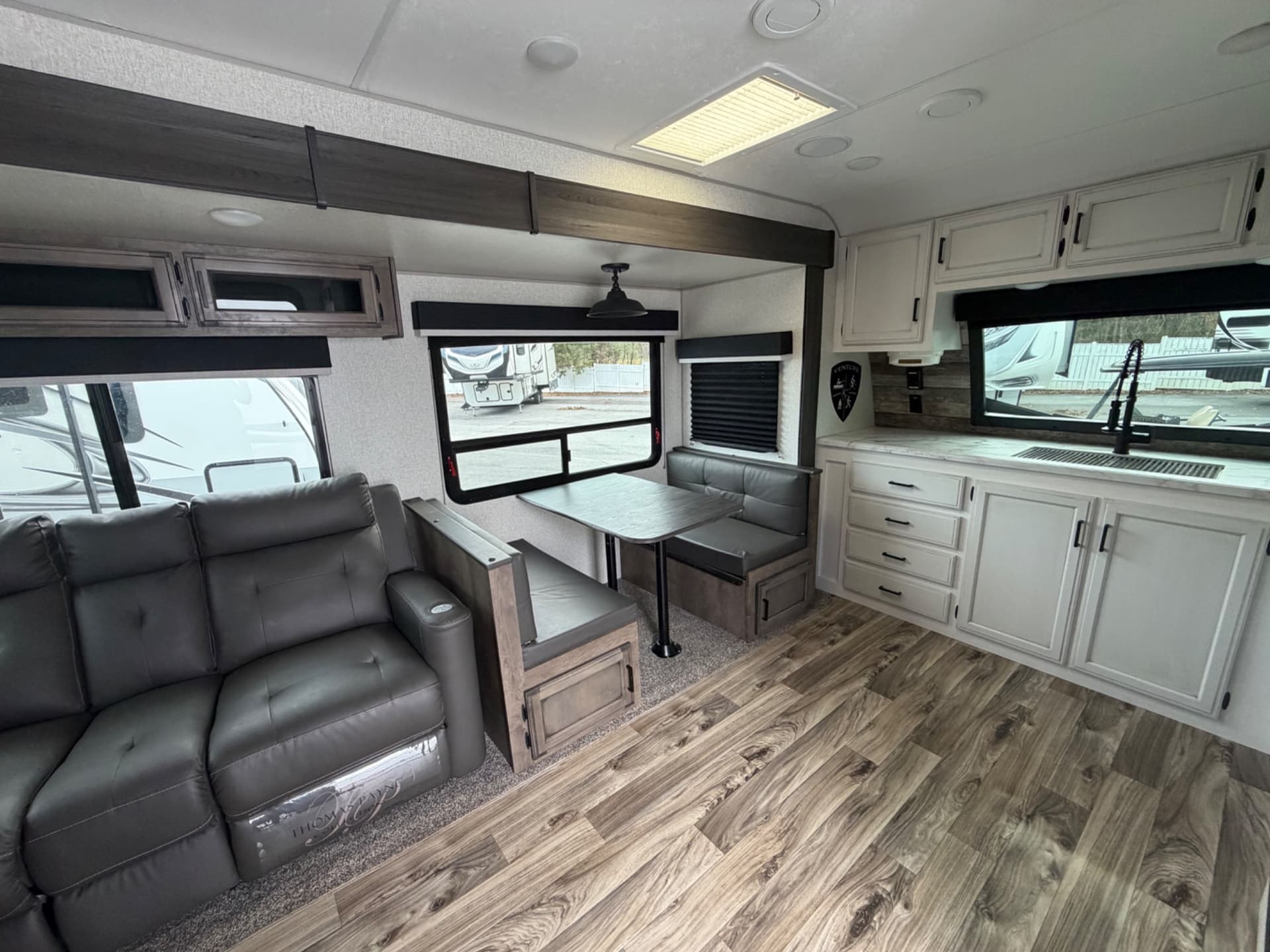 2022 Venture RV 2022 Venture RV SportTrek - thumbnail 6