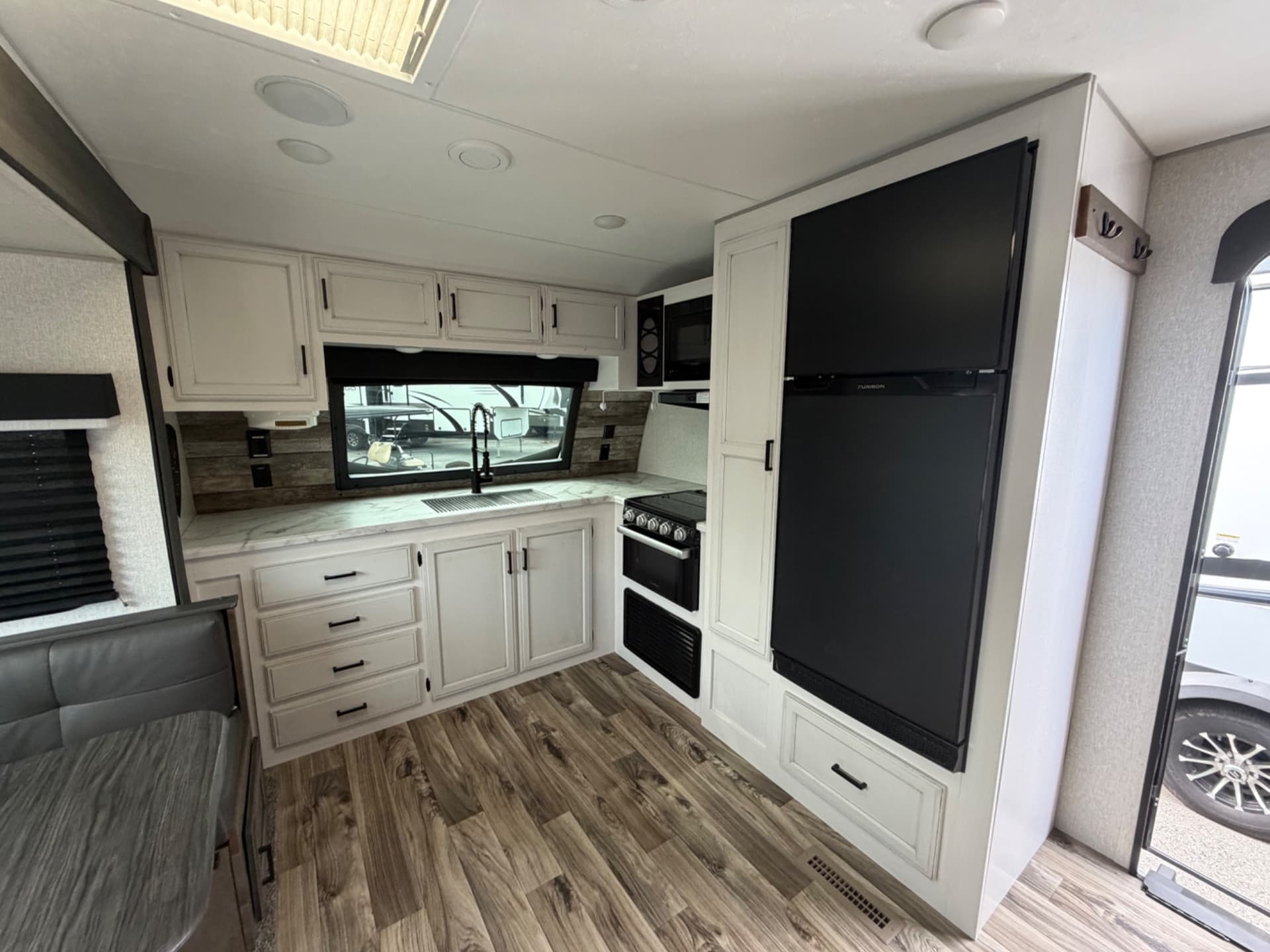 2022 Venture RV 2022 Venture RV SportTrek - thumbnail 7