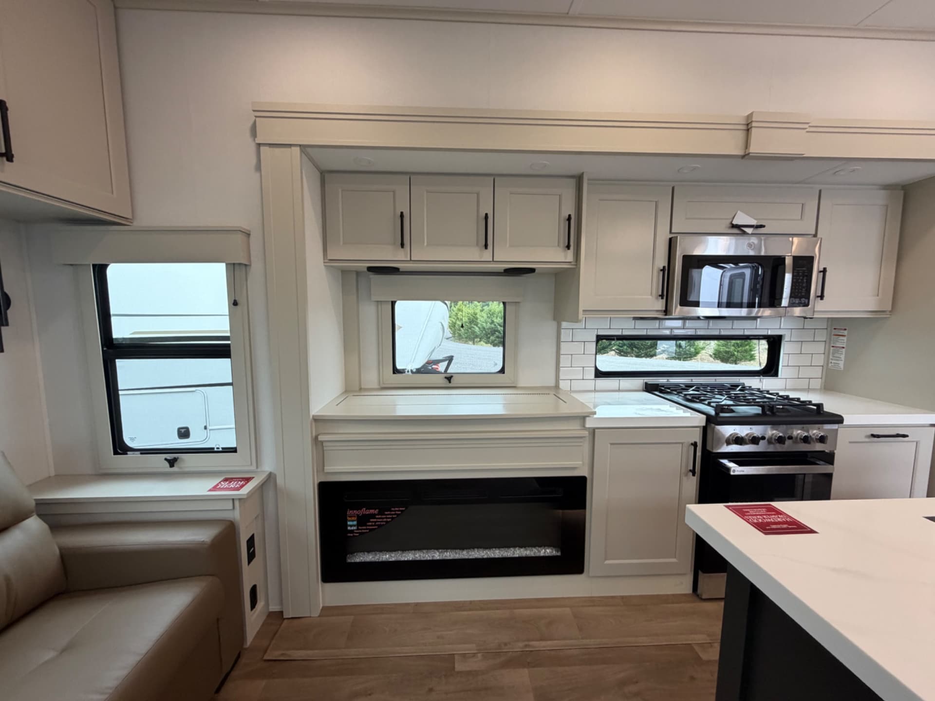 2026 Grand Design 2026 Grand Design Solitude - thumbnail 8