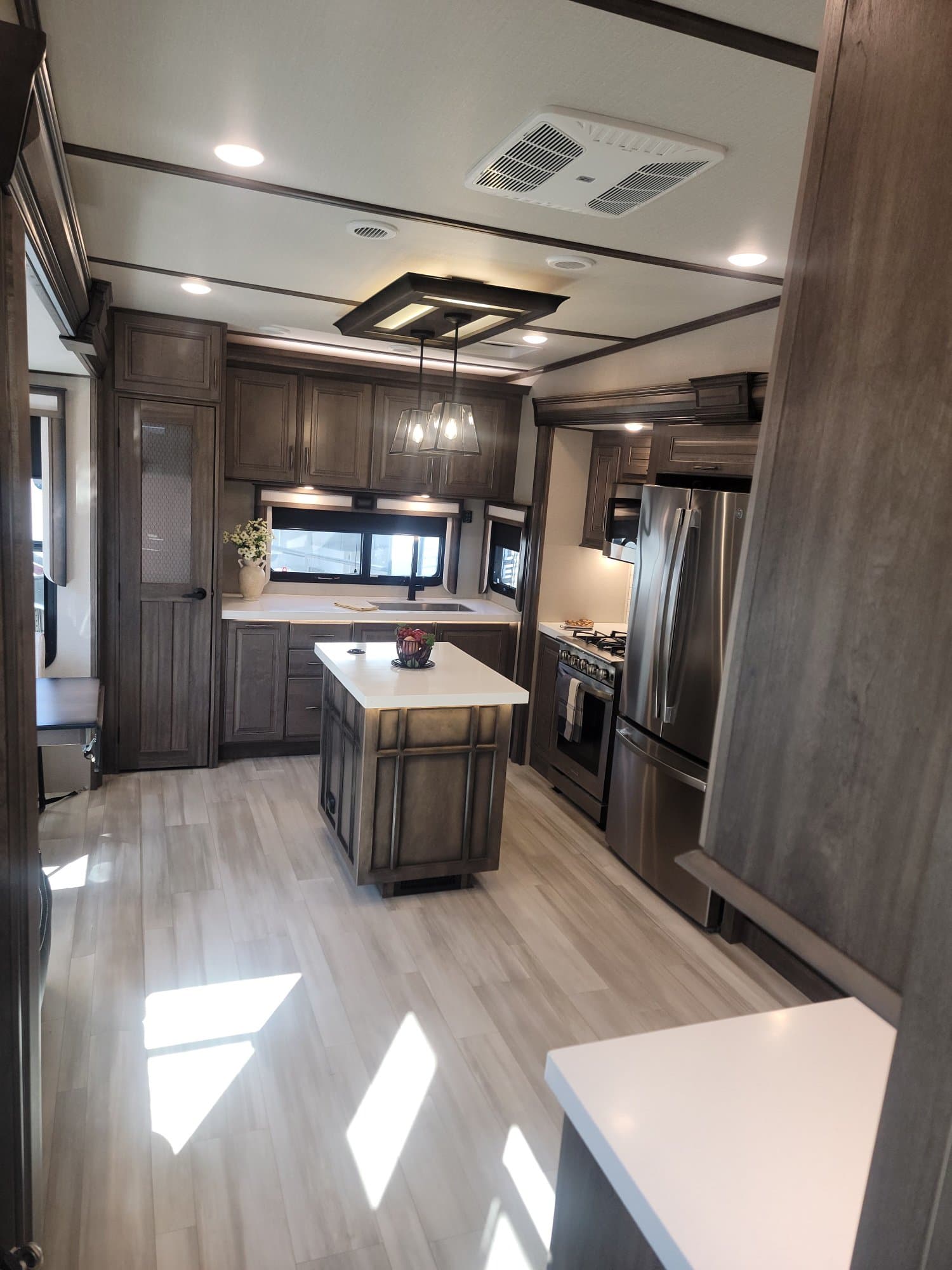 2022 Grand Design 2022 Grand Design Solitude - thumbnail 14