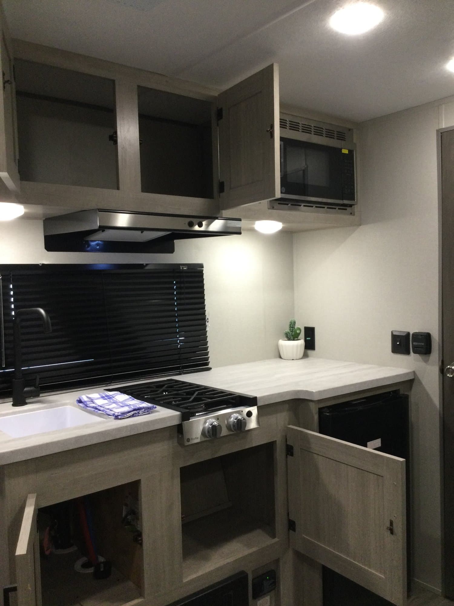 2024 Coachmen 2024 Coachmen Catalina Summit Series 7 - thumbnail 16