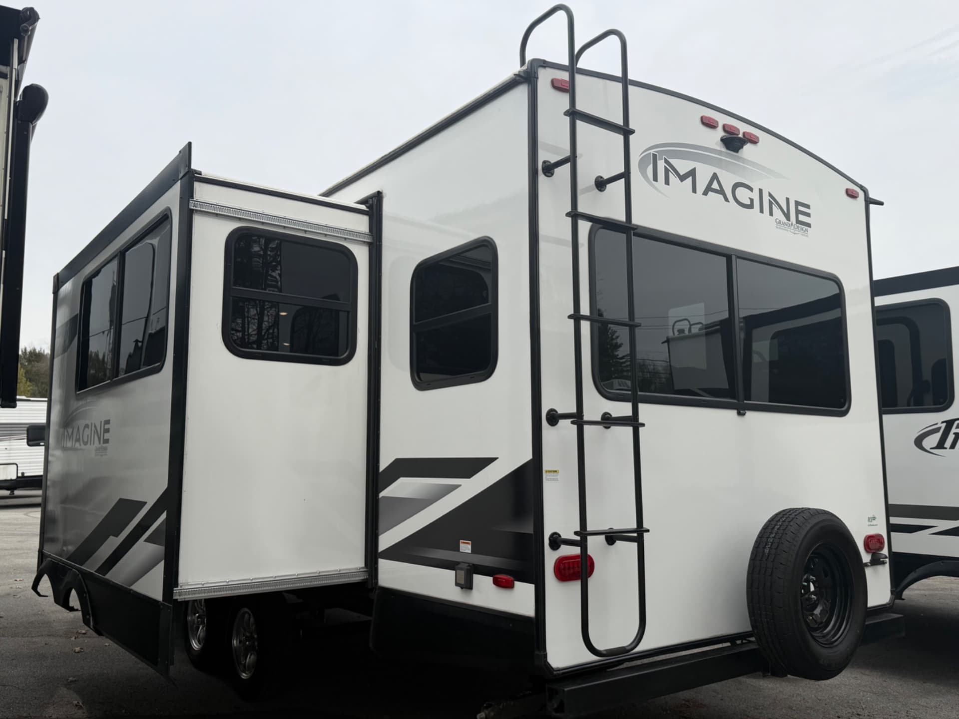 2022 Grand Design 2022 Grand Design Imagine - thumbnail 4