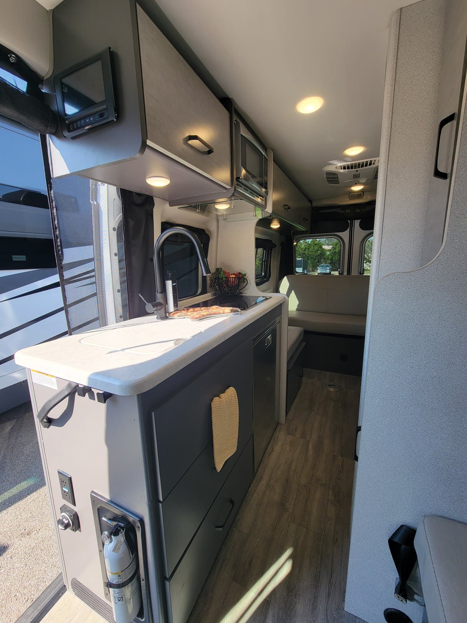 2023 Thor Motor Coach 2023 Thor Motor Coach Dazzle - thumbnail 20