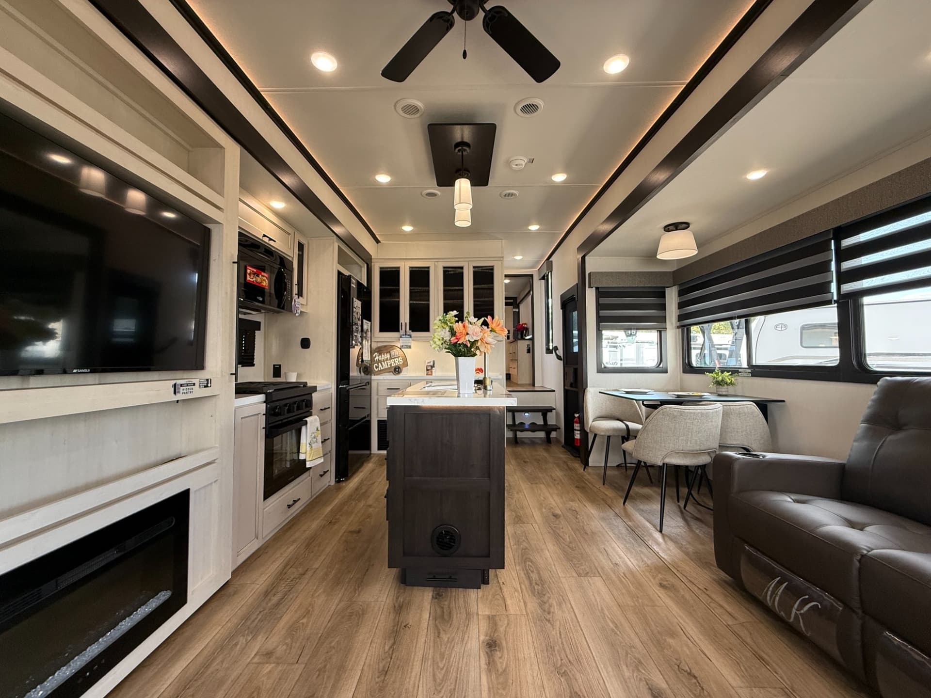 2026 Forest River 2026 Forest River Sabre - thumbnail 6