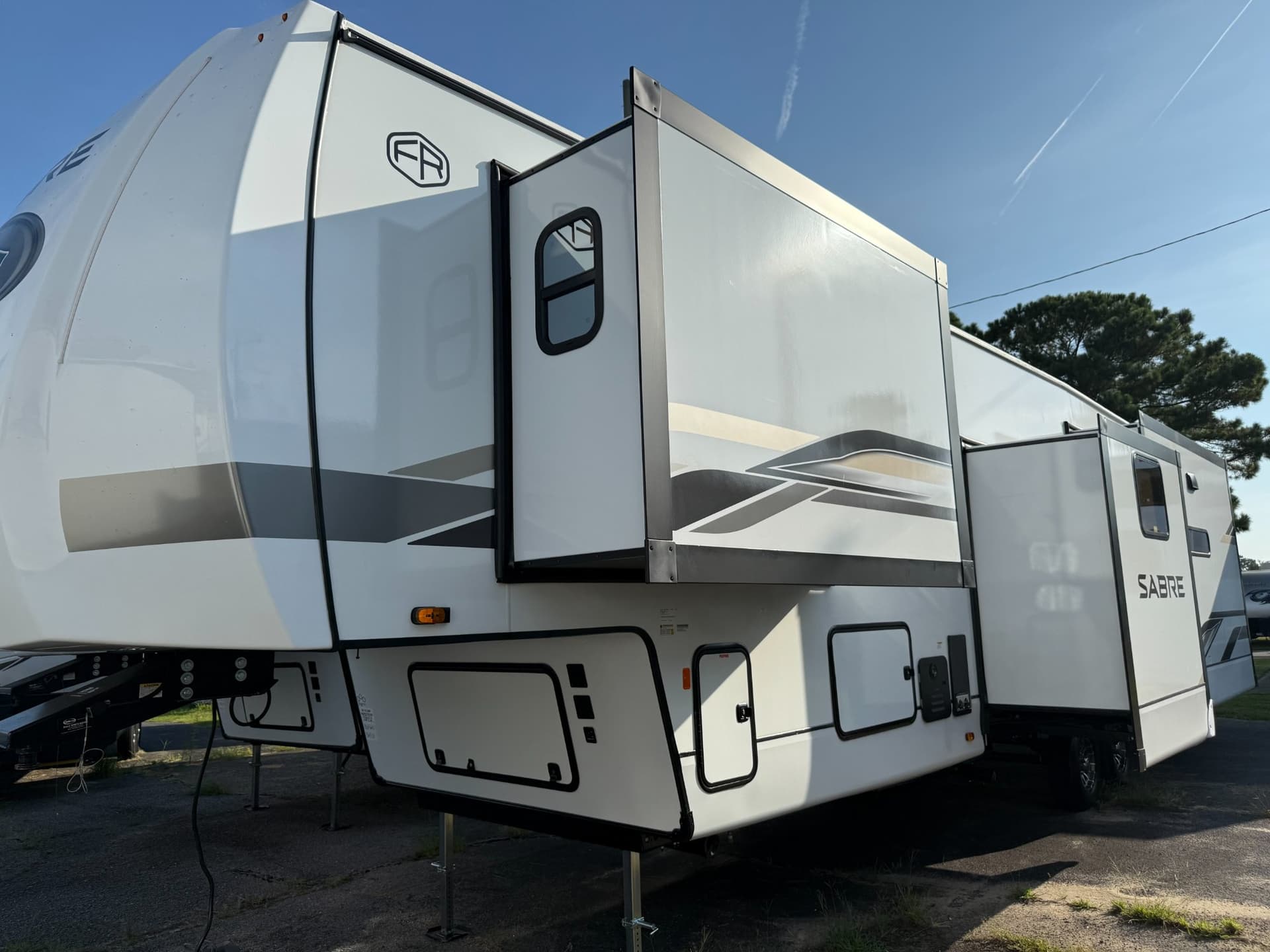 2026 Forest River 2026 Forest River Sabre - thumbnail 4