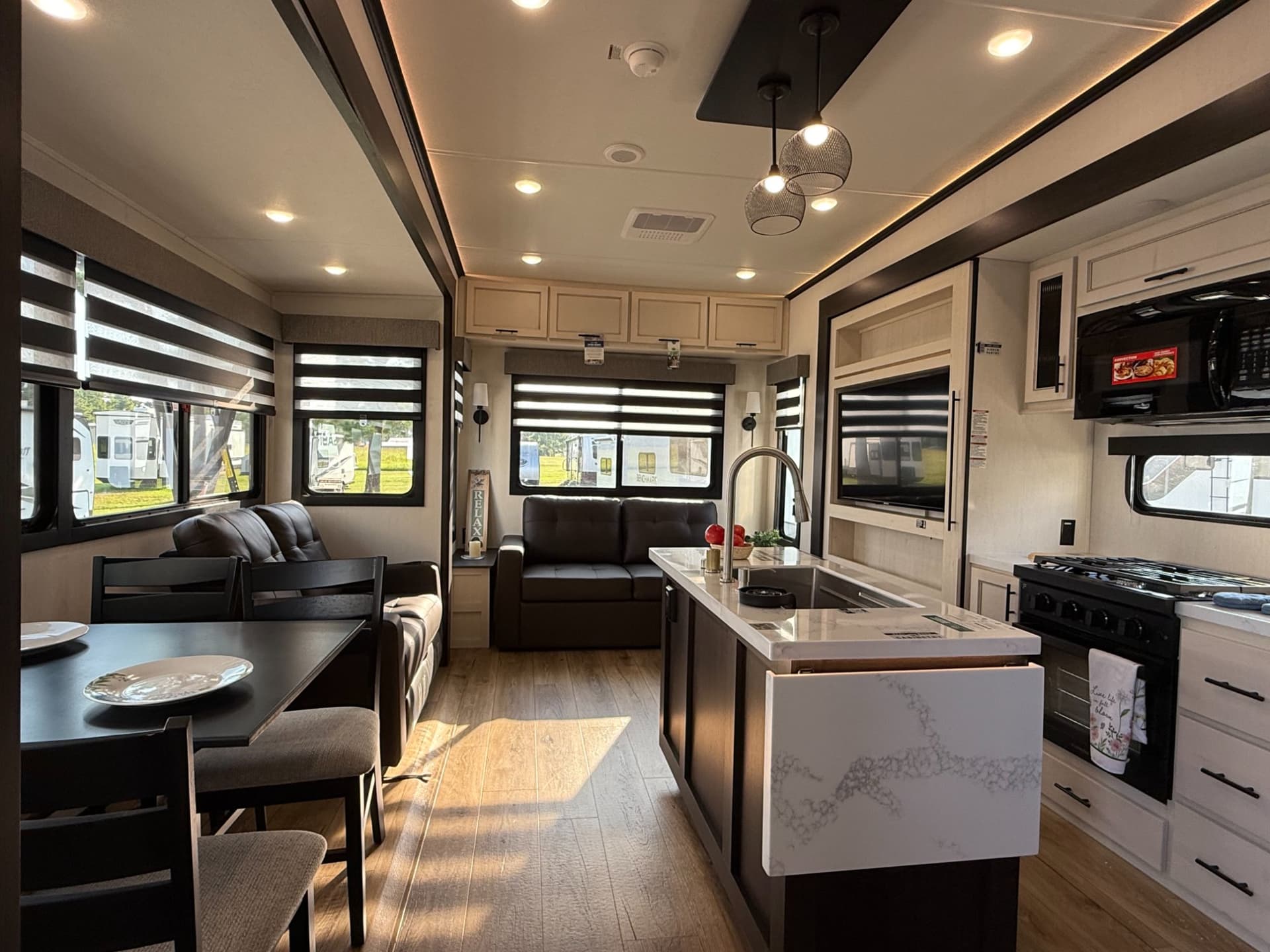 2026 Forest River 2026 Forest River Sabre - thumbnail 7