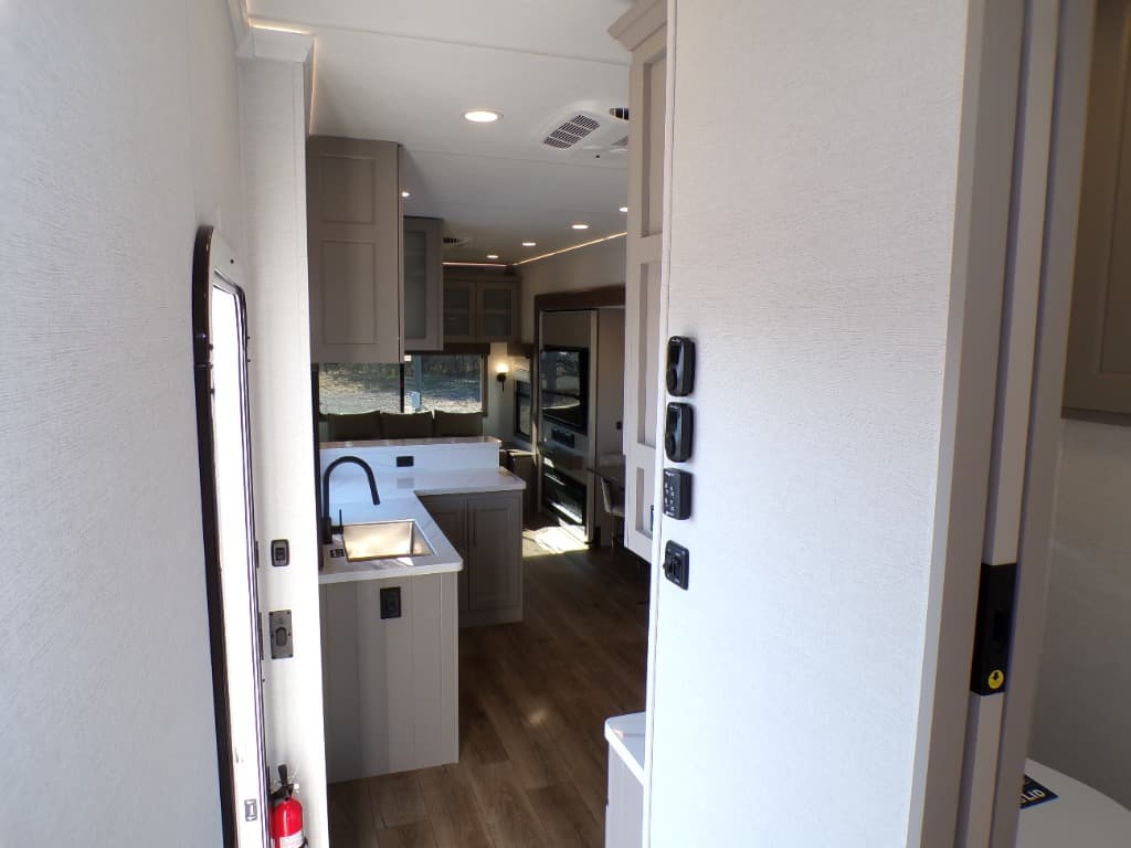 2026 Alliance RV 2026 Alliance RV Paradigm - thumbnail 16